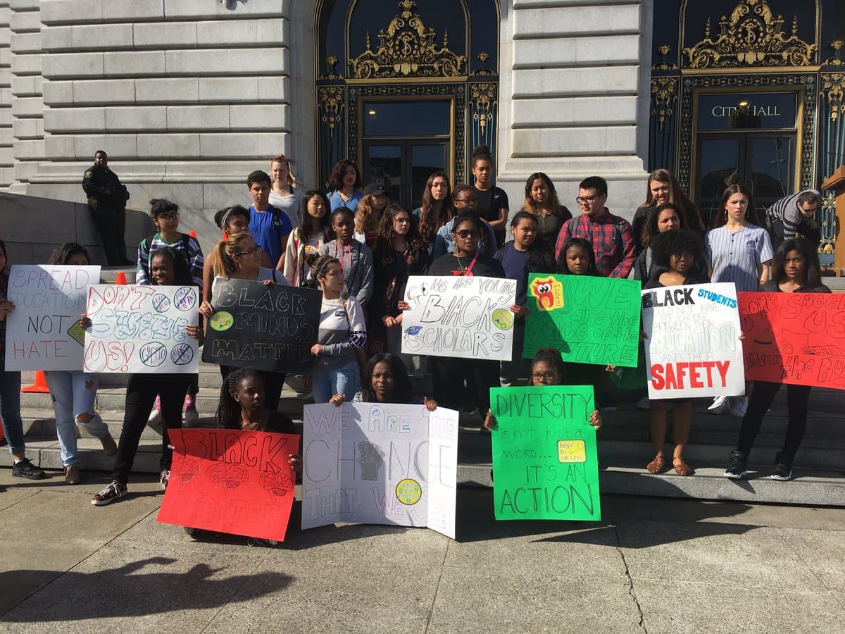 Estudiantes de la preparatoria Lowell marchan en contra de mensaje racista