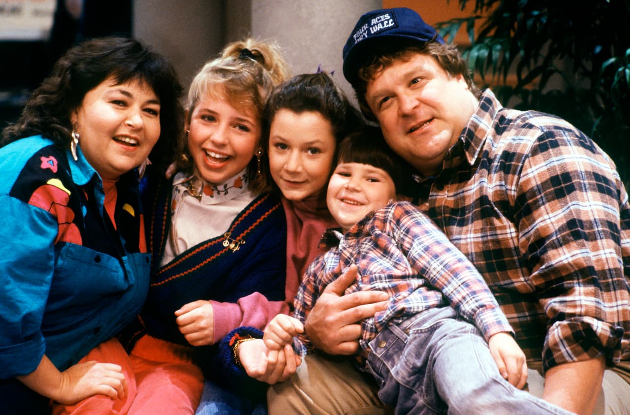 La actriz Roseanne Barr nació en 1952 en Sake Lake City, Utah. De familia judía, se formó como comediante de 'Stand Up' en clubes nocturnos y en 1988 logró tener su primera comedia de televisión. En la fotografía el elenco de la serie 'Roseanne' en su primera temporada: Roseanne (Roseanne Barr), Becky (Lecy Goranson), Darlene (Sara Gilbert), D.J. (Michael Fishman) y Dan (John Goodman).