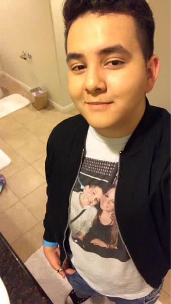 A sus 15 años luce como todo un galán, le encanta producir música y cantar.