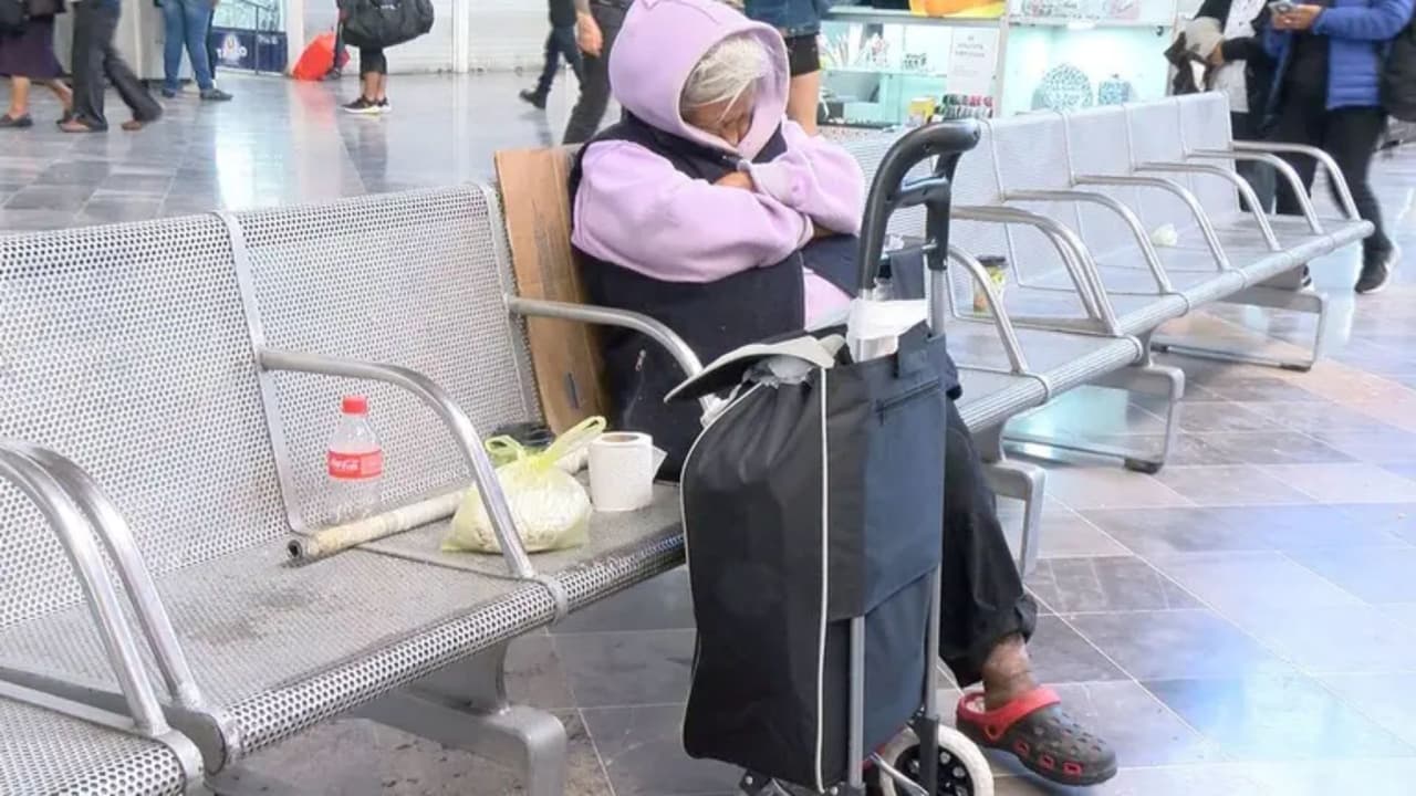 Murió sentada en la sala de espera: abandonada por sus hijos, fallece mujer de 79 años en la Central de Autobuses de Puebla