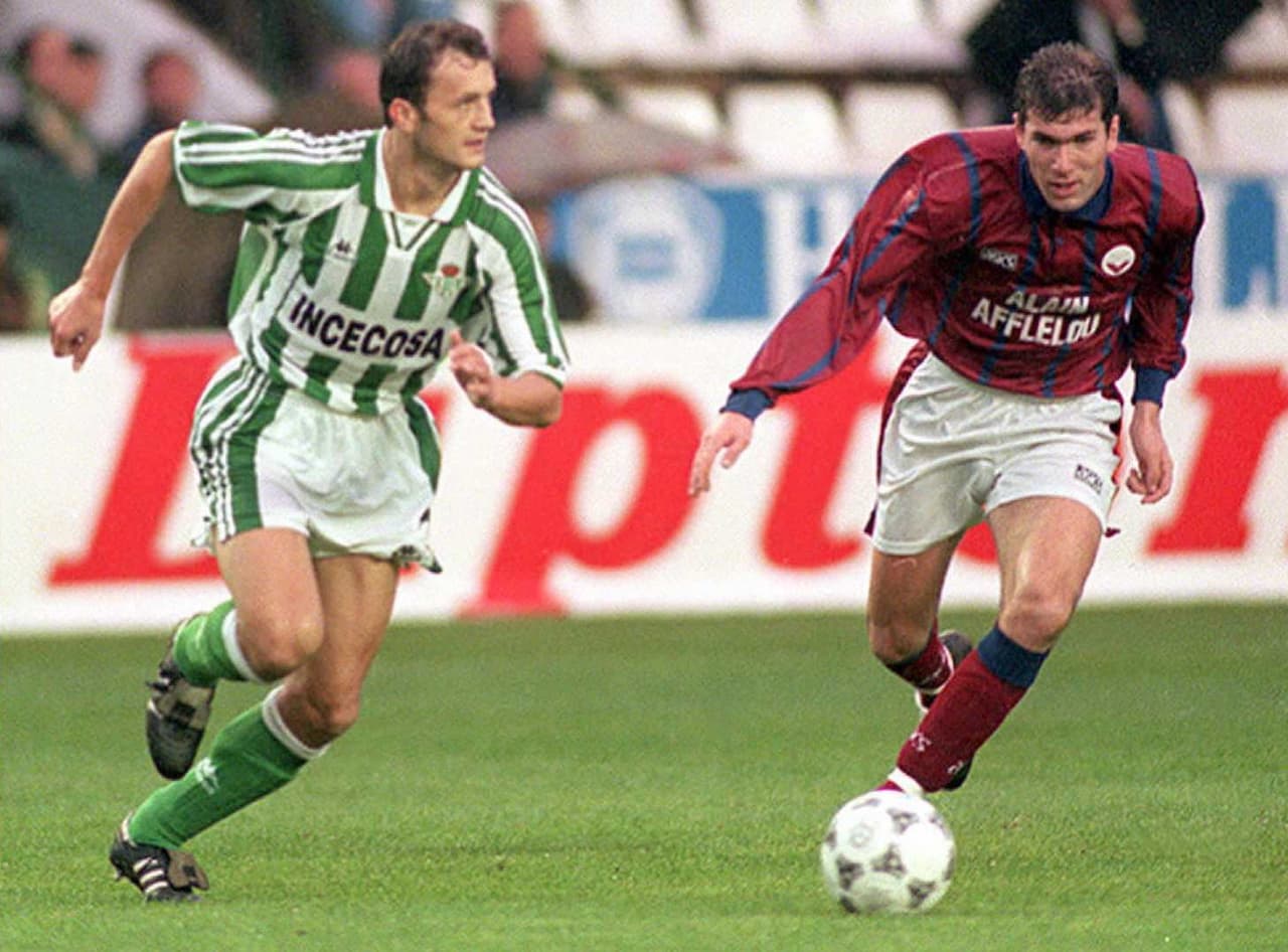 Zidane comenzó a brillar con el Girondins de Burdeos, club en el cual militó de 1992 a 1996.