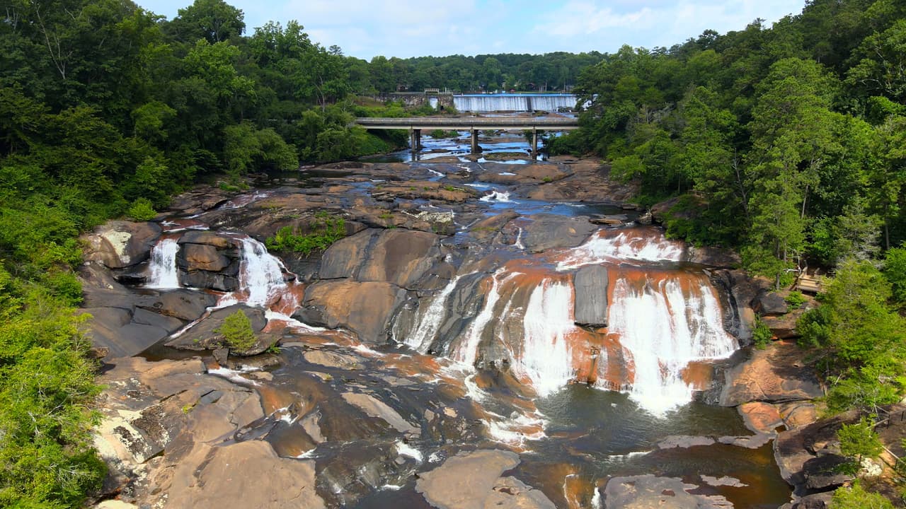El parque obtiene su nombre de su cascada, que es el principal atractivo.