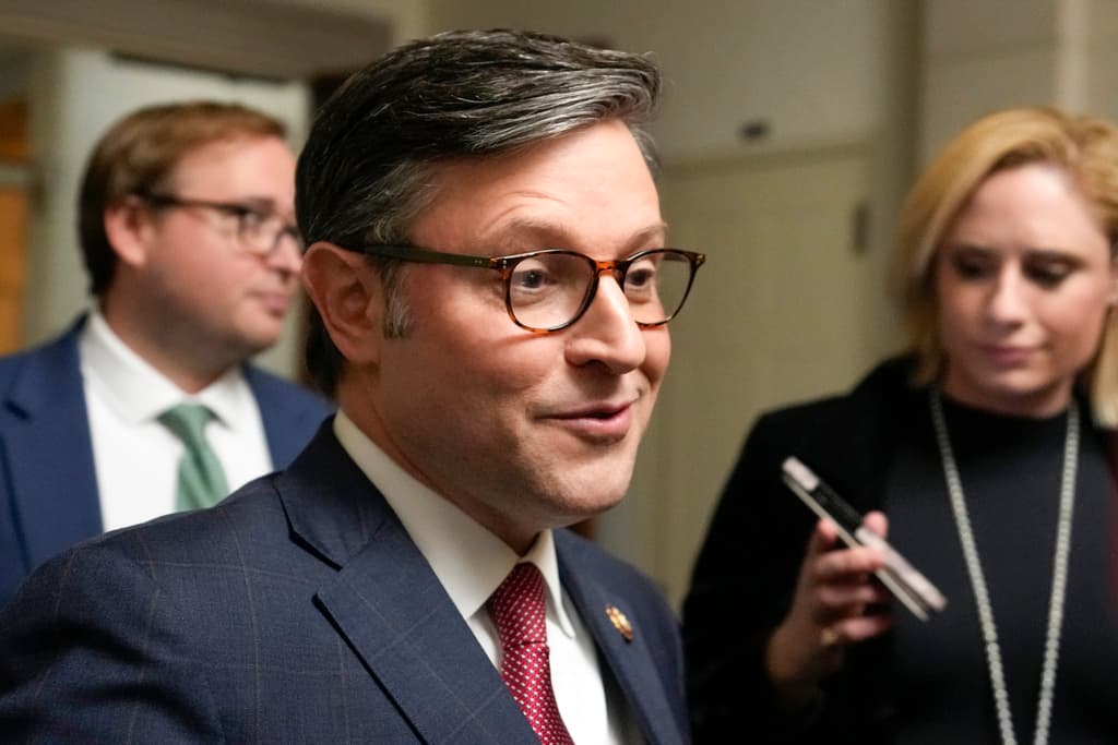 El representante Mike Johnson, republicano por Luisiana, habla con los periodistas después de que los republicanos se reunieron para tratar de decidir a quién nominar para ser el nuevo presidente de la Cámara de Representantes, en el Capitolio en Washington, el lunes 23 de octubre de 2023.