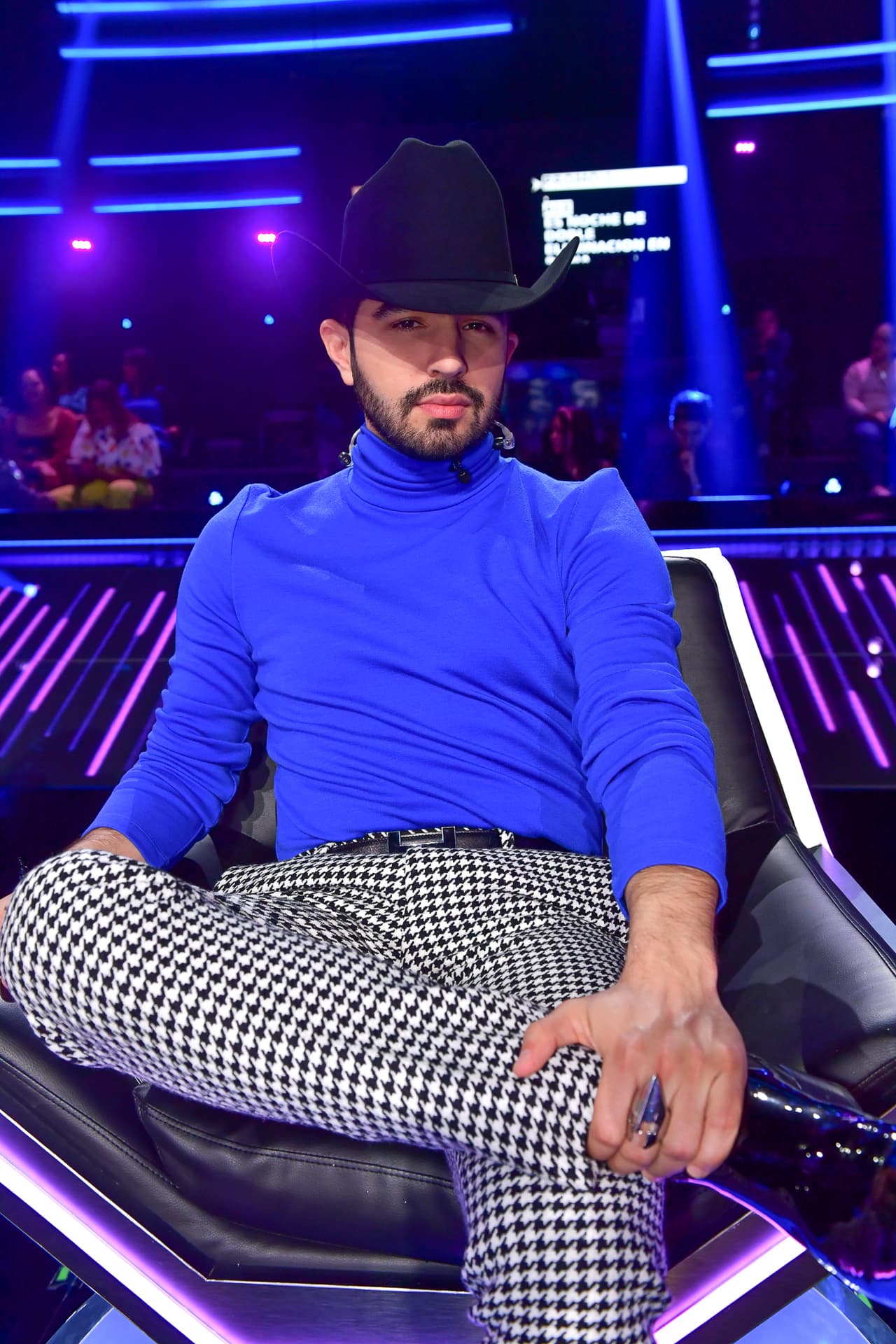 Ahora sí había llegado la hora de presentar a los jueces. Joss Favela se presentó con un look inspirado en el ambiente londinense.