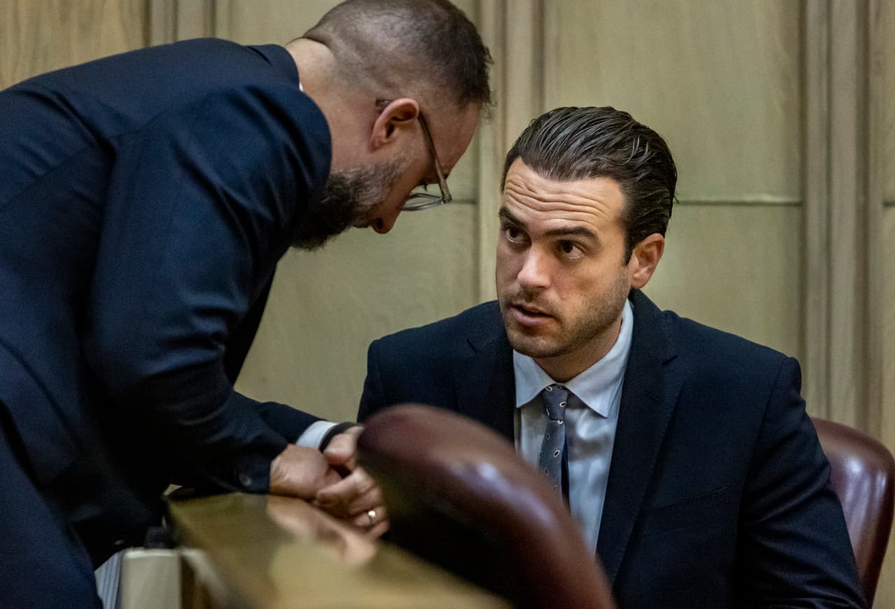 La evidencia mostrará, añadió el abogado, que momentos antes de que Lyle se acercara a Hernández, éste ciertamente levantó las manos, pero no para protegerse, como alega la Fiscalía.
<br>