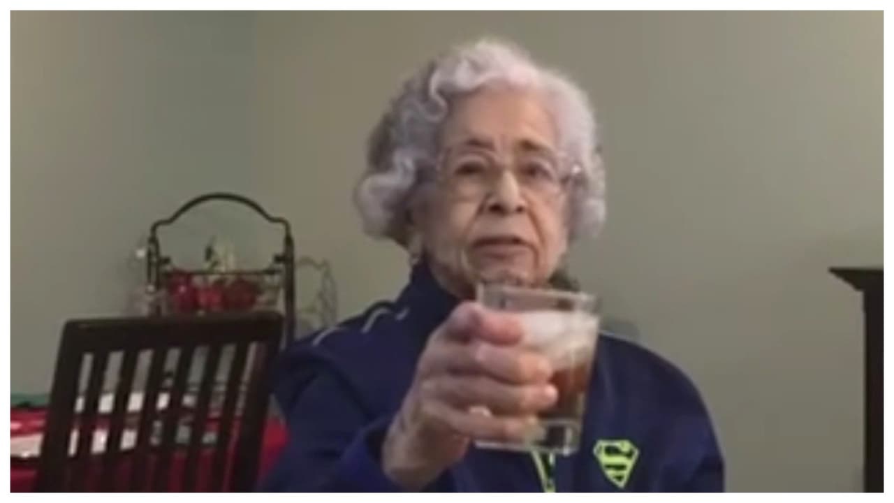 Muere mujer de hipotermia tras quedarse afuera de casa de retiro; familares acusan negligencia