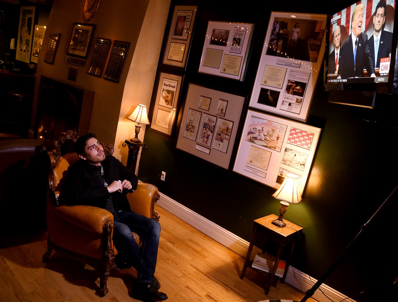 El inmigrante Mateo Lozano, de 23 años, observa al presidente Donald Trump desde Denver, Colorado. Fue traído a Estados Unidos a la edad de 4 años.