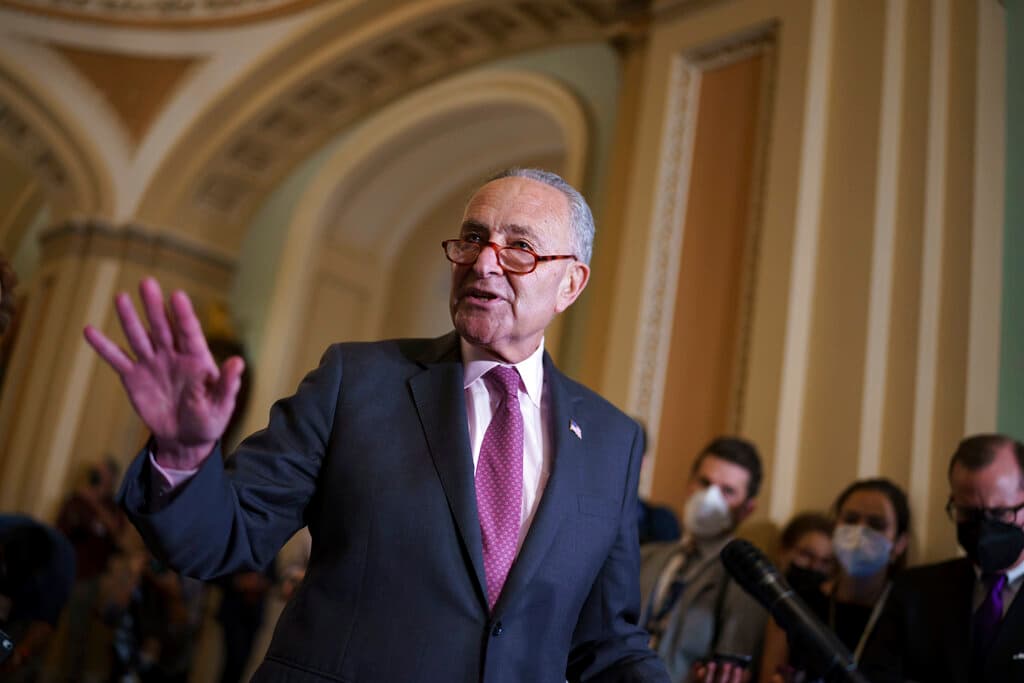 Schumer dice que alcanzó un acuerdo con los republicanos para votar el jueves y evitar el cierre del gobierno