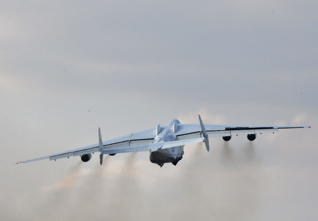 Su primer vuelo de prueba ocurrió en 1988. Sin embargo, tras la disolución de la Unión Soviética, los planes para el Mriya también cambiaron por completo y fue almacenado hasta 2001, cuando recibió el certificado de aeronavegabilidad.