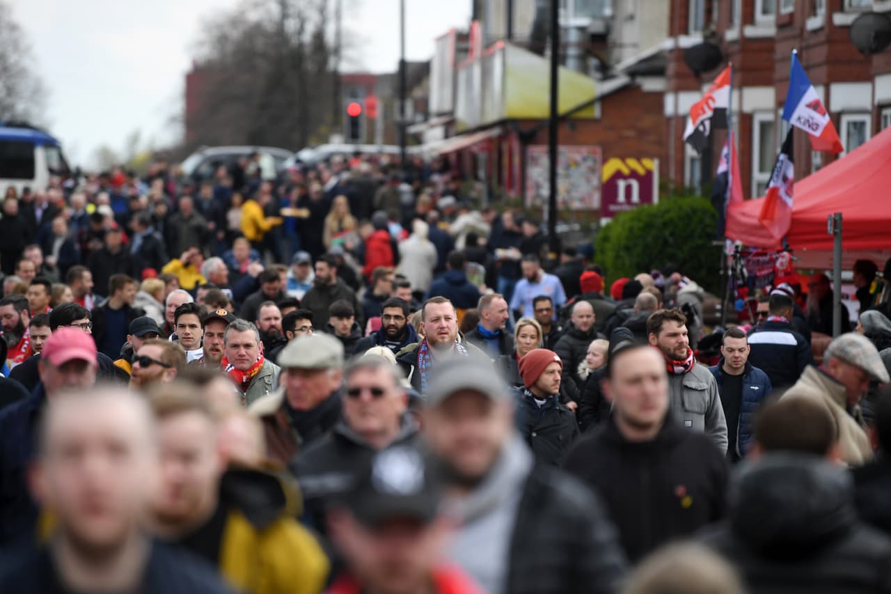 Cientos de aficionados del Manchester United llegaron este sábado al Teatro de los Sueños para vivir un juego más de la Premier League.
