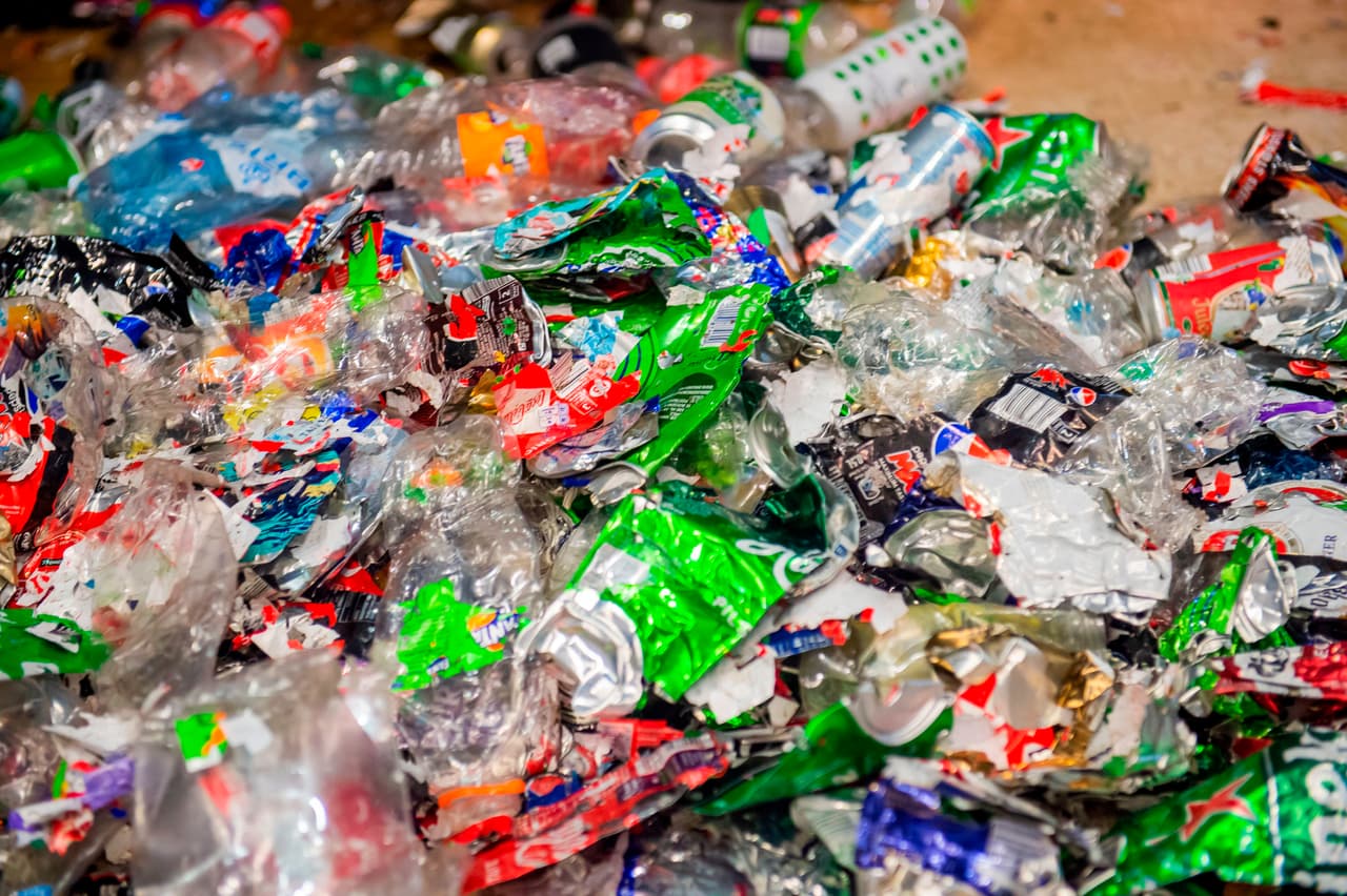 Si bien la industria del reciclaje de Noruega reconoce que el planeta necesita resolver el problema, creen que el plástico es un material liviano, práctico y barato, que todavía tiene un futuro prometedor. "El plástico sigue siendo fantástico, pero hay que mantenerlo lejos del medio ambiente". Según el Fondo Mundial para la Naturaleza, cada minuto se vierte en los océanos del mundo el equivalente a 15 toneladas de de este material.