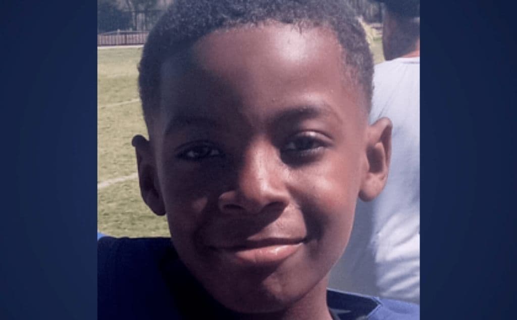 Tras una discusión con su familia,
<a href="https://www.univision.com/local/dallas-kuvn/buscan-a-nino-de-11-years-perdido-vestia-shorts-calcetines-frio-dallas">Traveon Micheal Allen Griffin,</a> de 11 años, huyó de su casa el jueves a 12:00 a.m. en medio de la llegada de una helada a Dallas. Cuando salió sólo vestía un short y unos calcetines, por la Policía de Dallas elevó la búsqueda del menor a crítica.
<br>