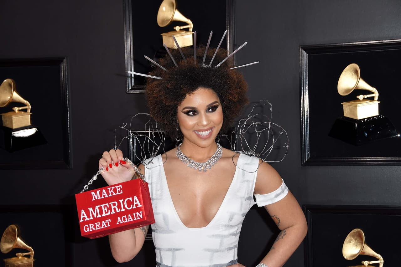 El vestido de Villa fue obra de Desi Designs Couture, una marca que, aunque celebró su creación en varias publicaciones en Instagram, lo hizo después de advertir con un 'disclaimer' que las opiniones de sus clientes no son necesariamente las suyas.