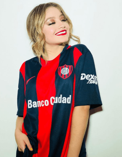 Le gusta el fútbol y su equipo favorito es San Lorenzo.