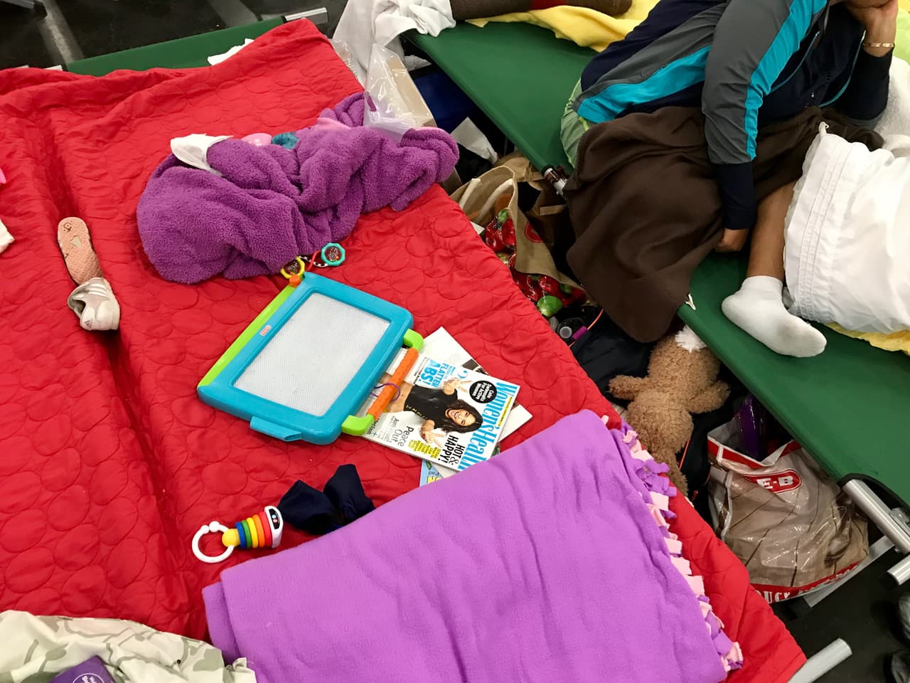 Idolka Núñez, que prefiere no mostrar su rostro, en las camillas del Centro de Convenciones de Houston.