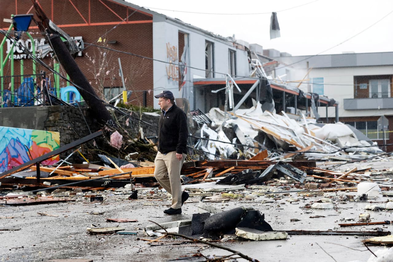 Otra calle de Nashville muestra los efectos del paso de varios tornados en la noche del lunes. (AP Photo/Mark Humphrey)