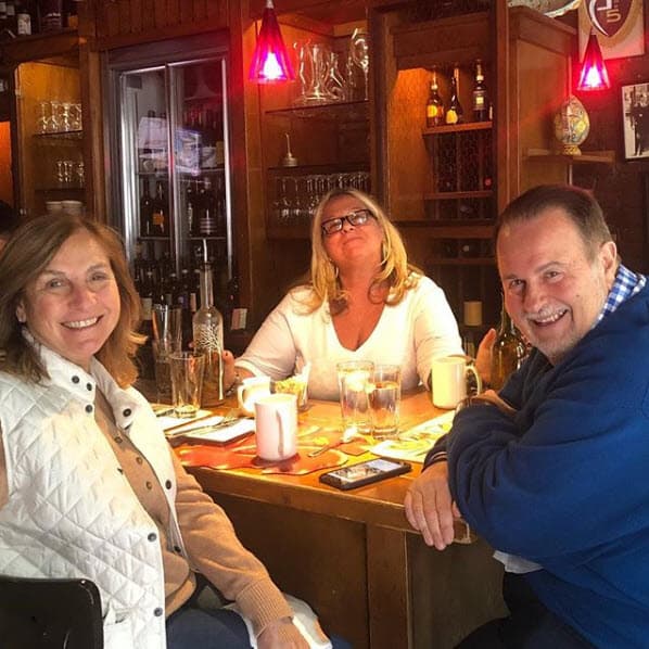 "En mi restaurante favorito de Nueva York Il Posto Accanto junto a Beatriz y Julio. En este pequeño lugar del East Village se come como en una casa italiana", publicó.