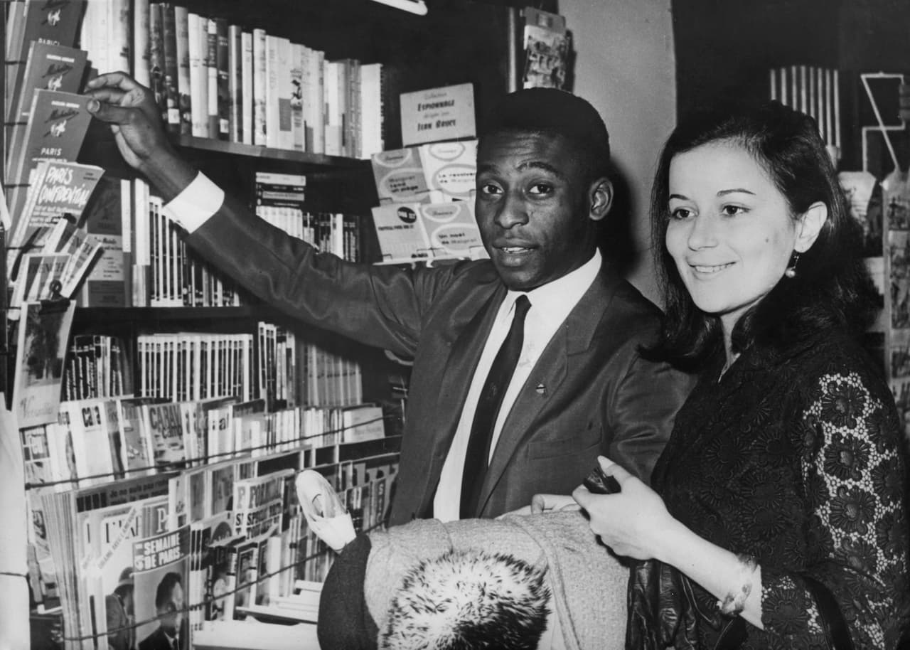 Pelé se casó por primera vez con Rosemeri Cholbi en 1966. Su matrimonio terminó en 1978. De acuerdo con diversos medios, la razón sería la prioridad que Pelé siempre dio a su trabajo.
<br>
<br>Esta imagen fue tomada cuando se encontraban de compras en París el 17 de marzo de 1966, durante su luna de miel.