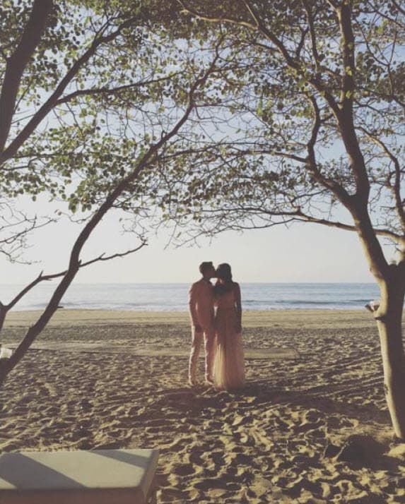 Natália Subtil y Sergio Mayer Mori anunciaron su romance en febrero de 2016. Lo confirmaron con esta fotografía en la playa.