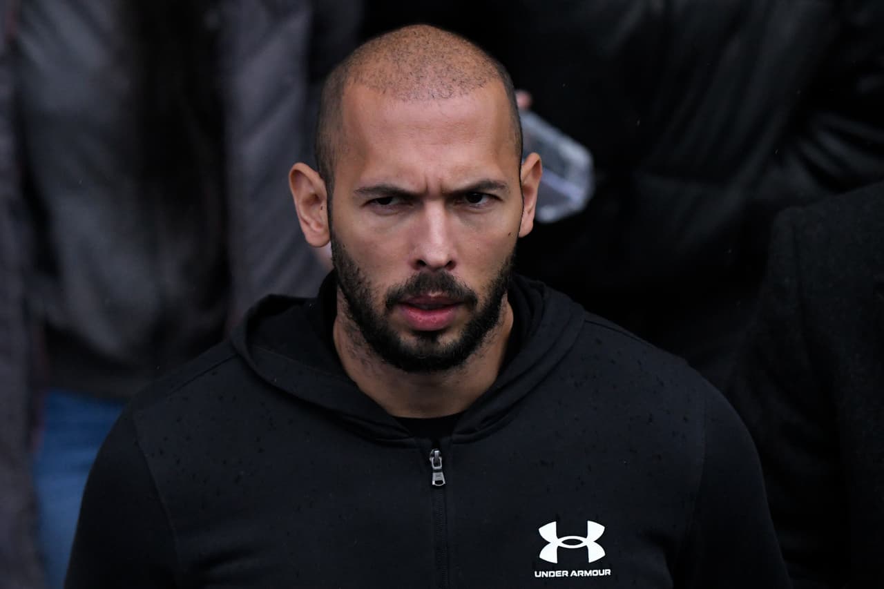 Niegan nuevamente libertad bajo fianza a Andrew Tate, el polémico influencer que se describe a sí mismo como "misógino" y "sexista"