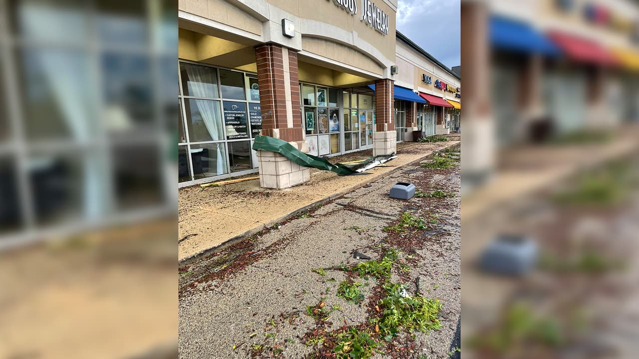 El Servicio Meteorológico Nacional confirmó la mañana del sábado que un tornado tocó tierra en la localidad de Naperville. En redes sociales se compartieron imágenes sobre árboles caídos y algunos daños en inmuebles.