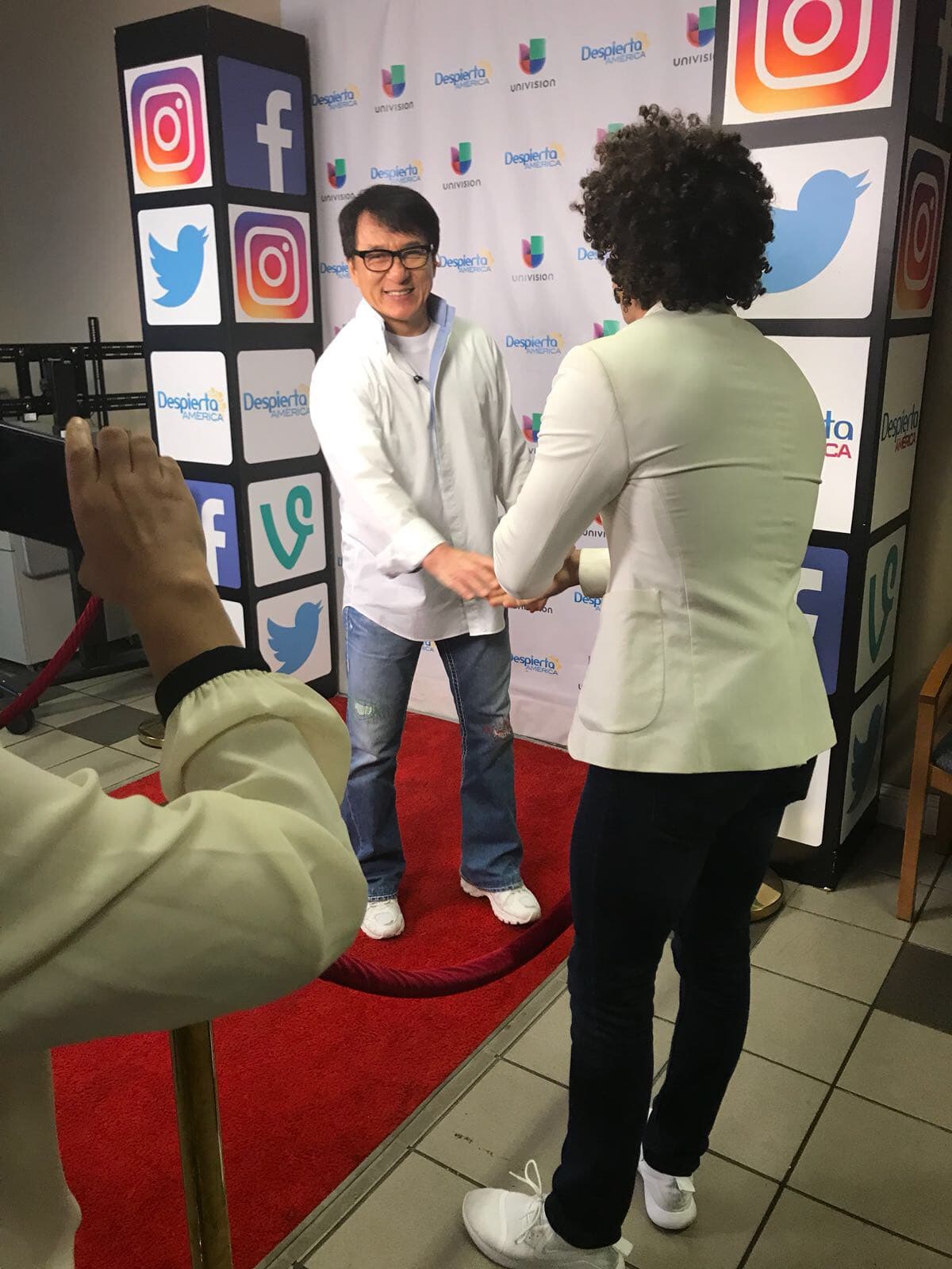 Jackie Chan estuvo de visita en Despierta América y Aldrin Coto le dio la bienvenida.