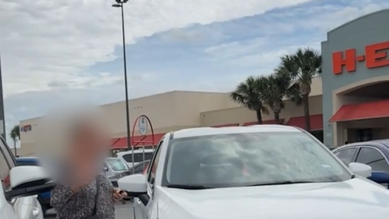 Mujer amenaza con llamar a ICE durante discusión en un estacionamiento de HEB en Texas