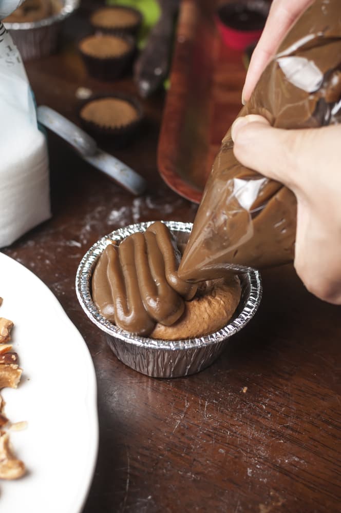 Las claras debes montarlas a punto de nieve, cuando estén semimontadas, añade 20 gramos de azúcar y termina de montarlas. Incorpóralas a la crema con suaves movimientos envolventes, después deja enfriar el mousse e introdúcela en una manga pastelera.