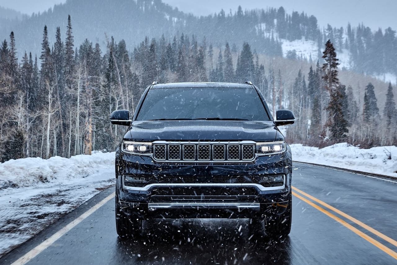 Adicionalmente, la Grand Wagoneer será ofrecida exclusivamente en el nivel de equipamiento Obsidian, ubicado entre la Series II y la Series III con un precio inicial de 105,995 dólares.