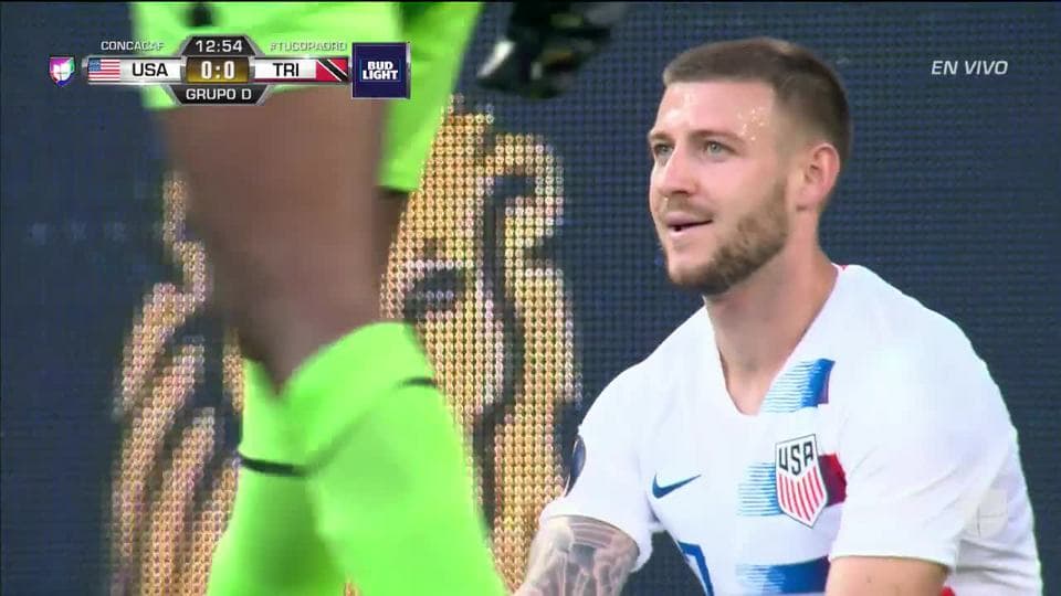 Aubrey David despeja el balón y aleja el peligro