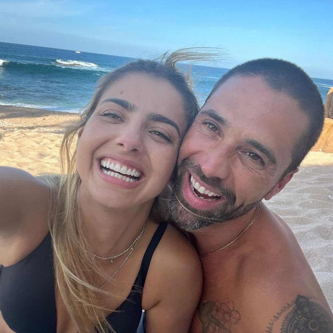 "Hoy caminando en el jardín de 
<b>nuestro hogar</b> (porque ya se siente como un hogar) pensaba 'wow los sueños sí se cumplen; despertar con el hombre que más me gusta en el mundo, que más amo, con la persona que tiene un switch mágico para hacerme reír, que más me enseña con un amor y paciencia increíble y que además me regalo una familia ¡enorme!, como siempre la soñé" redactó la actriz.