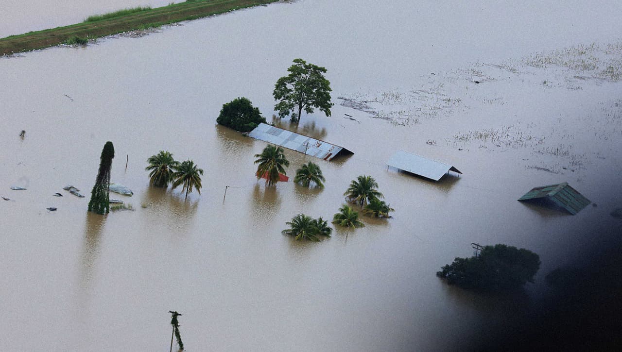 Unos 40,000 hondureños tuvieron que dejar sus casas en las tierras bajas y próximas a ríos y al mar y se refugiaron en albergues. Algunos fueron rescatados por las autoridades nicaragüenses.
<br>