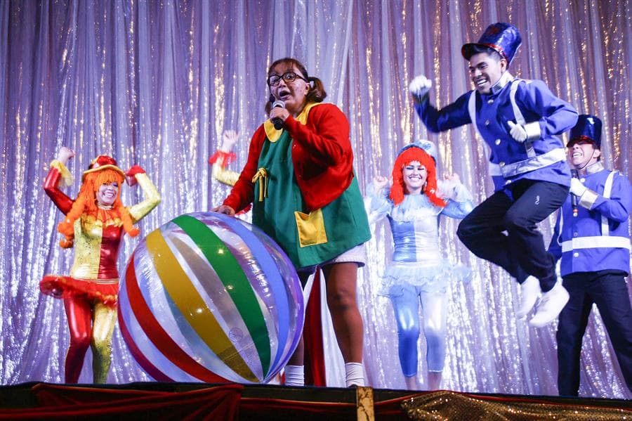 De niña, la actriz soñaba con ganar un concurso de baile, pero el destino la llevó por otro lado; participó como actriz dramática en teatro en el Palacio de Bellas Artes y a los siete años debutó en la película 'Pulgarcito'.