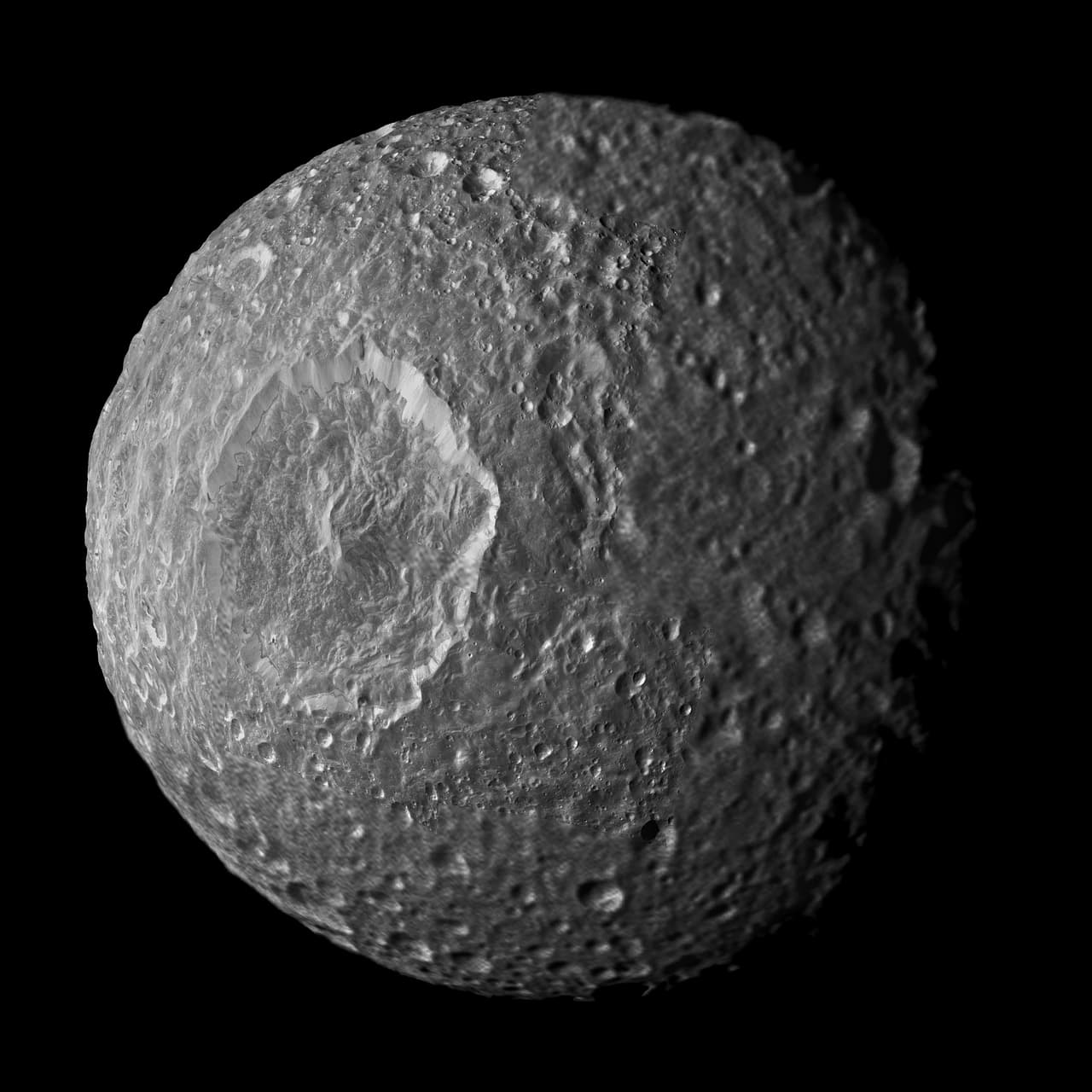 El gran cráter de Mimas, bautizado con el nombre del astrónomo William Herschel, su descubridor, tiene un diámetro de 86 millas. Su pico, al centro del cráter, tiene la altura del monte Everest. Este le da al satélite el increíble parecido con la ‘Estrella de la Muerte’.