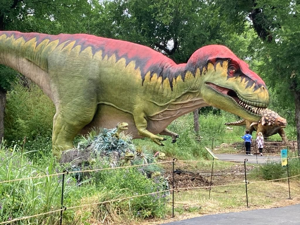 El horario para visitar Destination: Dinosaurs es todos los días de 9:00 a.m. a 5:00 p.m. Y el precio de los boletos es de $6 por persona, aparte debes comprar tu entrada al Dallas Zoo. Entra
<a href="https://www.dallaszoo.com/plan-your-visit/ticket-details/" target="_blank">aquí</a> para comprar tus boletos.