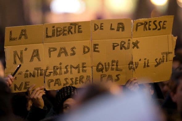 Un cartel que dice: la libertad de prensa no tiene precio. El fundamentalismo de quien sea no pasará.