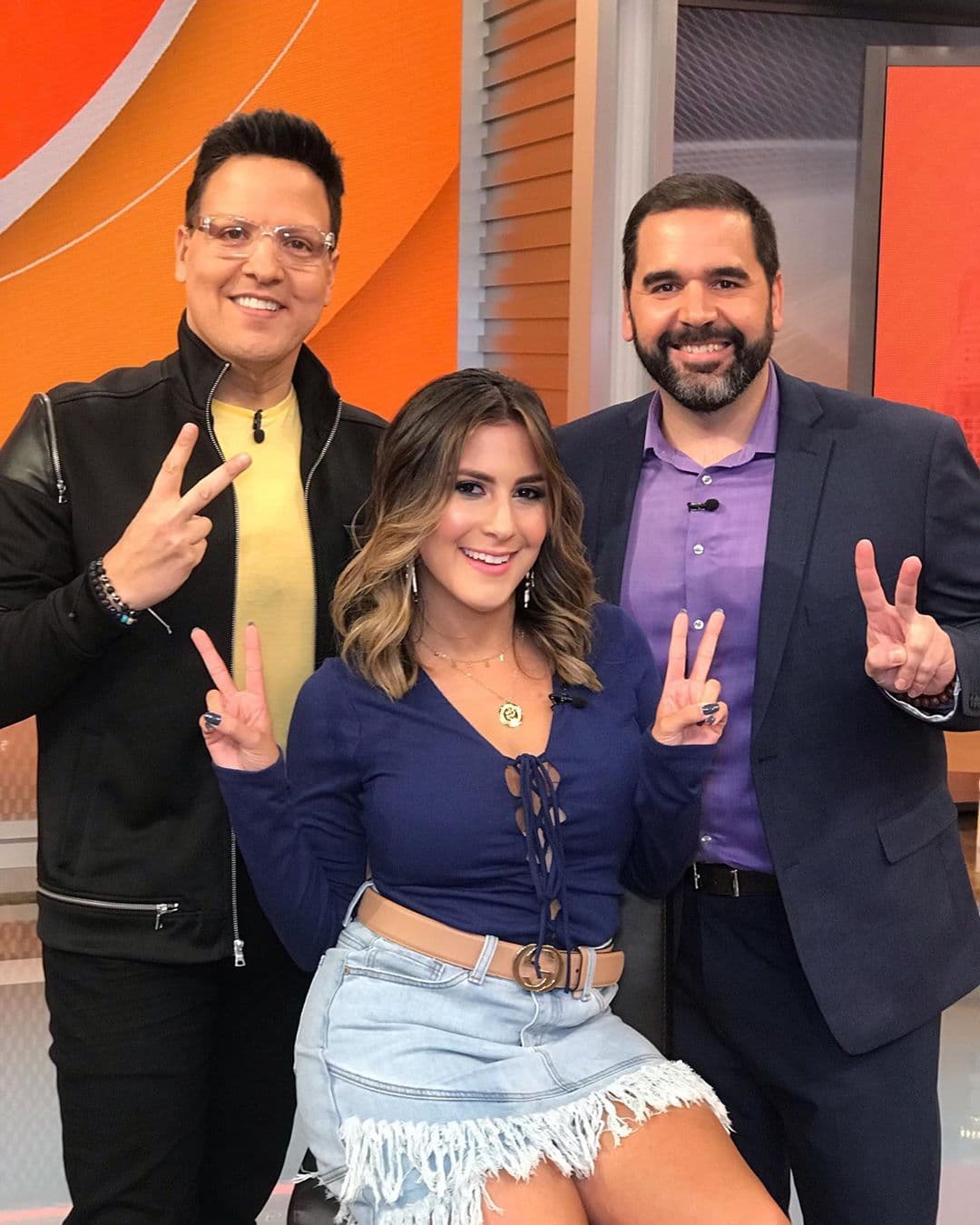 'Amor y paz' les desean Jessi, Raúl y Albert.