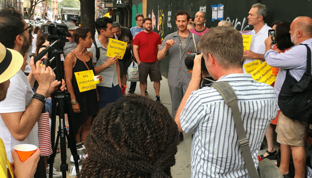 James Armata, gerente general de la popular cafetería de East Village, Mud, habla en una manifestación reciente fuera de un nuevo Starbucks
<i>.</i>