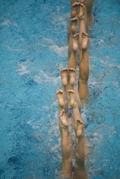 El equipo de Gran Bretaña realiza una rutina técnica de nado sincronizado durante el Campeonato Europeo de Natación.