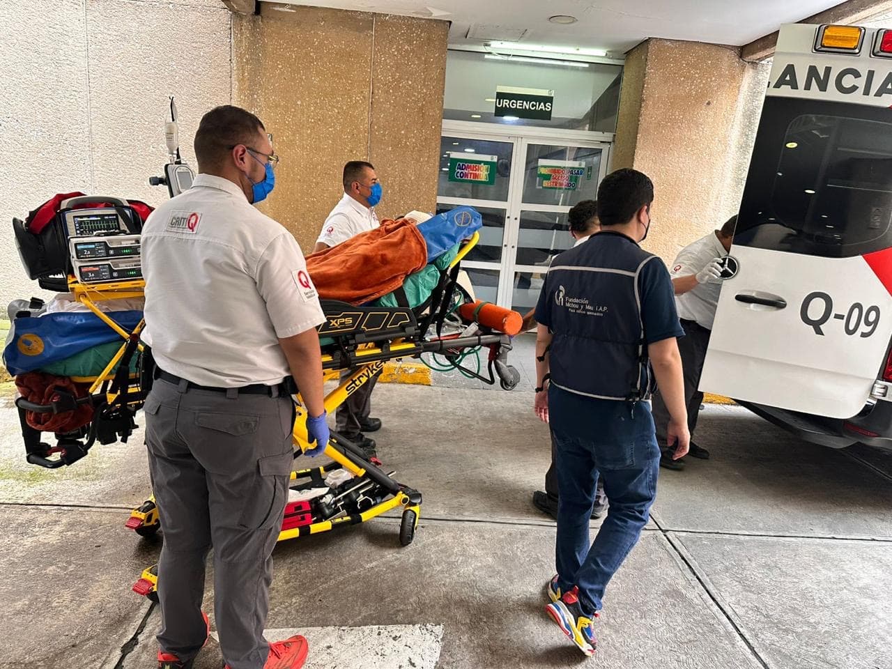 El vehículo supuestamente chocó 
<b>dos veces con muros de contención</b>, lo que fracturó el tanque aproximadamente 
<b>40 centímetros</b> y provocó la fuga de gas.
<br>