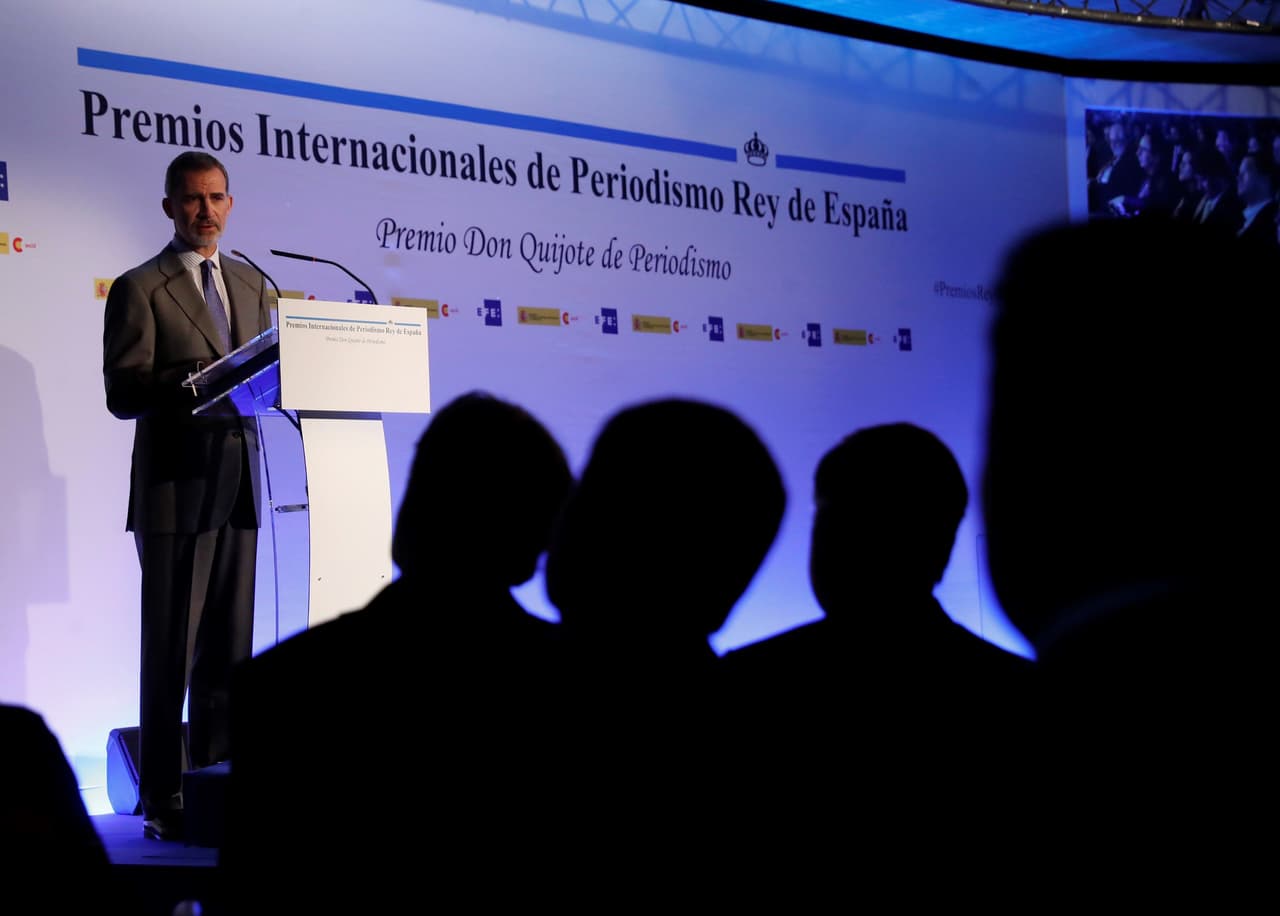 El Rey Felipe, durante su discurso en la ceremonia de entrega de los XXXVI Premios Rey de España y el XV premio de periodismo Don Quijote, convocados por la Agencia EFE y la Agencia Española de Cooperación Internacional para el Desarrollo (Aecid), que tiene lugar este martes en la Casa de América.