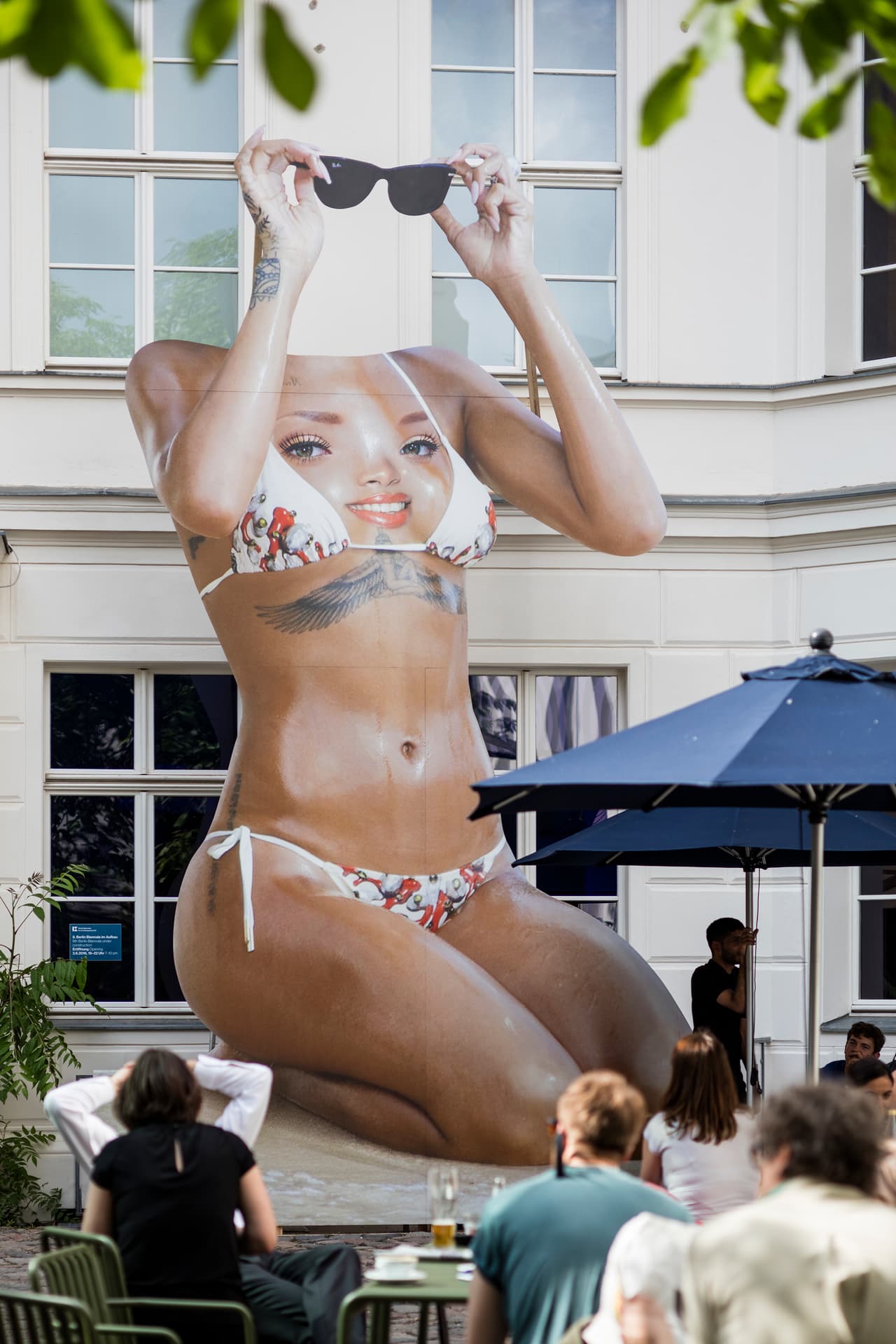 Imagen de más de seis metros que representa a Rihanna como uno de esos monstruos acéfalos del Siglo XVI.