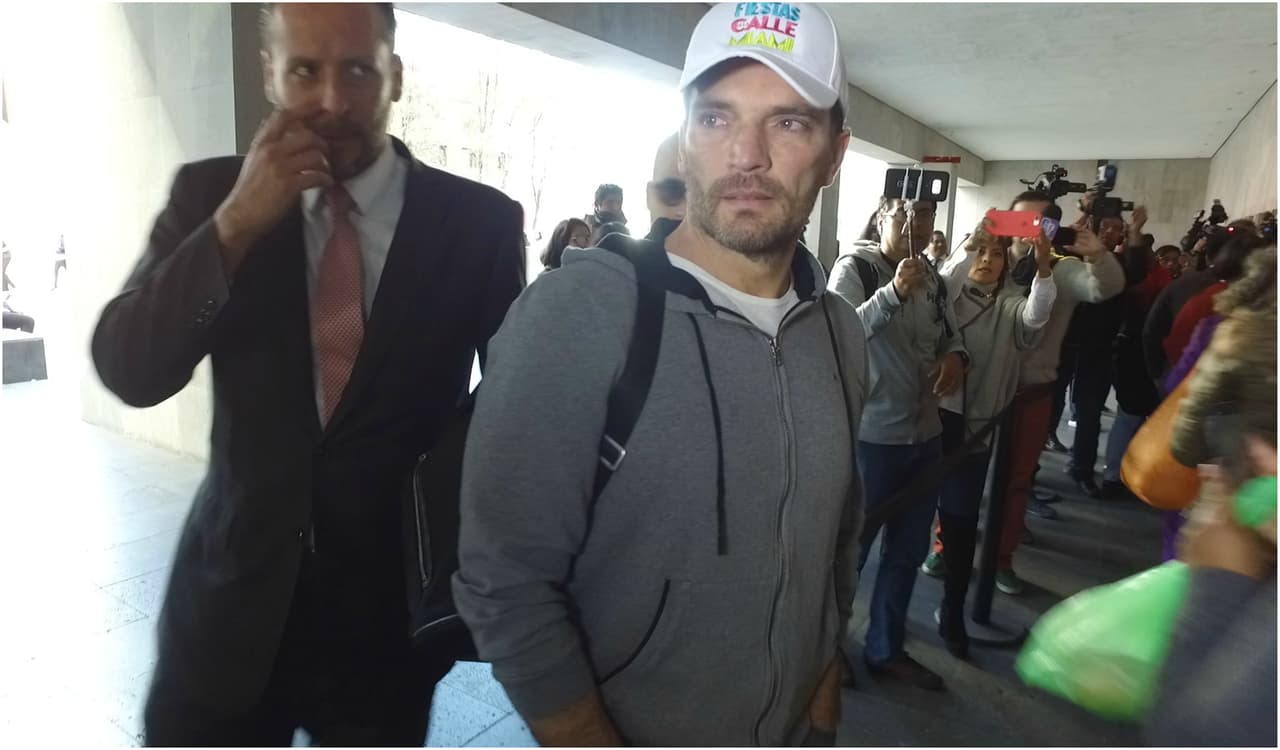 En esta imagen se ve a Julián después de visitar a su hijo en el centro de convivencia de los tribunales de la Ciudad de México durante 25 minutos. Según explicó este martes, todo el proceso ha supuesto un desgaste tanto físico como económico, así como de tiempo. "Lo penal no tiene ningún sentido".