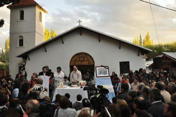 "En esta fecha se mezclan muchas sensaciones. Hoy quiero imaginarme que estás muy cerca del cielo infinito junto a los justos, pero que también estás junto a nosotros, en esas horas compartidas en familia, y que nos estás ayudando para cumplir con el sueño de tener un país mejor", escribió la ministra en una misiva difundida por la agencia oficial Télam. (Con información de EFE)