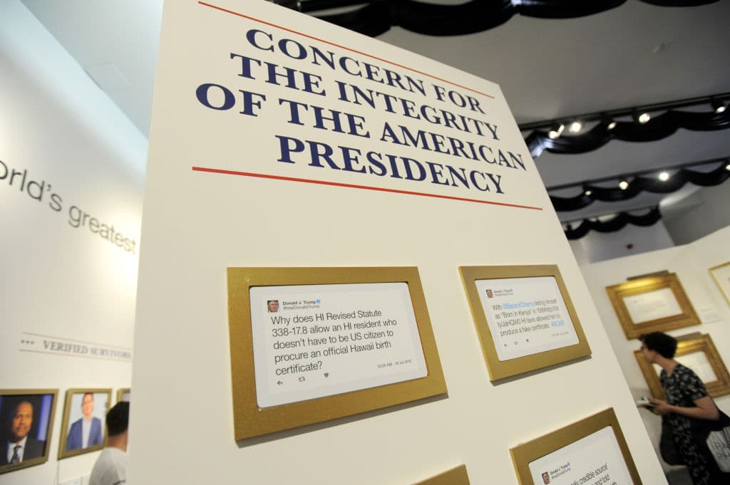 Una sección separada mereció la preocupación que tuvo por un tiempo el presidente respecto a la nacionalidad de su antecesor, Barack Obama. (Drew Angerer/Getty Images)