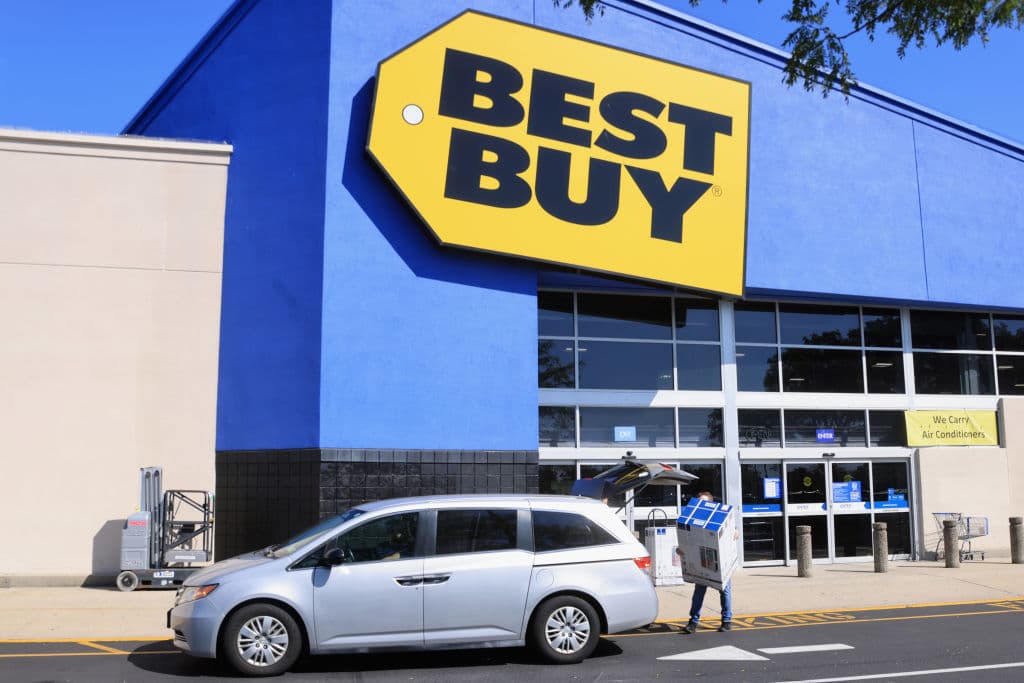 <h2 class="cms-H2-H2">BestBuy</h2>
<br>
<br>
<b>- Acción de Gracias: </b>Los establecimientos de Best Buy permanecerán cerrados en Acción de Gracias.
<br>
<br>
<b>- Black Friday:</b> Abrirán desde las 5:00 am y hasta las 10:00 pm el día siguiente.