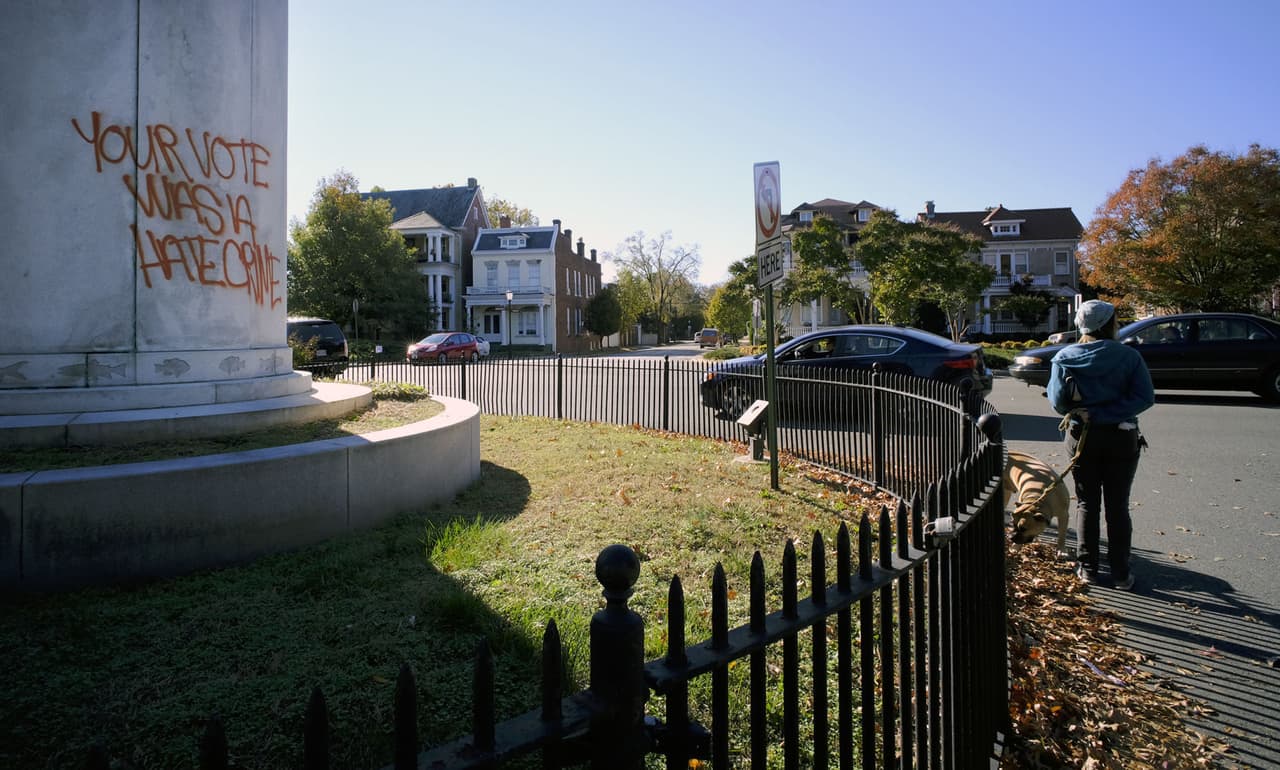 Tras una celebración anti-Trump la noche de las elecciones, varios monumentos de Richmond, Virgina, aparecieron con grafittis que decían 
<b>"Tu voto fue un crimen de odio".</b> 
<a href="http://www.richmond.com/news/local/city-of-richmond/article_00e85d51-4b55-5320-9cde-89b6d99f5579.html">Reportado por The Richmond Times Dispatch</a>.