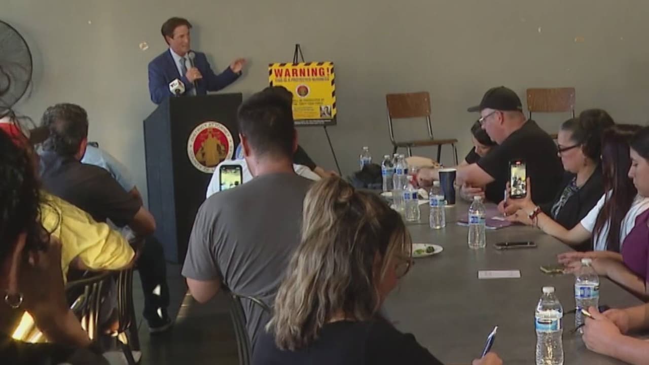 Fiscal de Los Ángeles se reúne con latinos y aborda preocupaciones sobre redadas migratorias