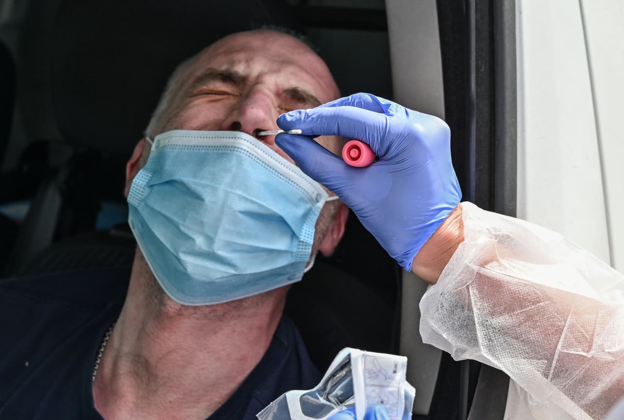 Un grupo de neurocientíficos de la
<a href="https://hms.harvard.edu/news/how-covid-19-causes-loss-smell " target="_blank">Facultad de Medicina de Harvard</a> han “identificado los tipos de células olfativas en la cavidad nasal superior más vulnerables a la infección por SARS-CoV-2, el virus que causa COVID-19”.