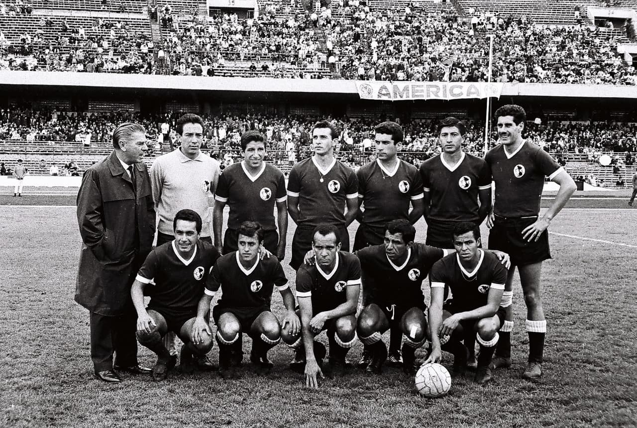 El primer título de la era profesional llegó en la temporada 1965-1966 ante Atlas y este fue el uniforme ocupado por los azulcremas en dicha campaña.